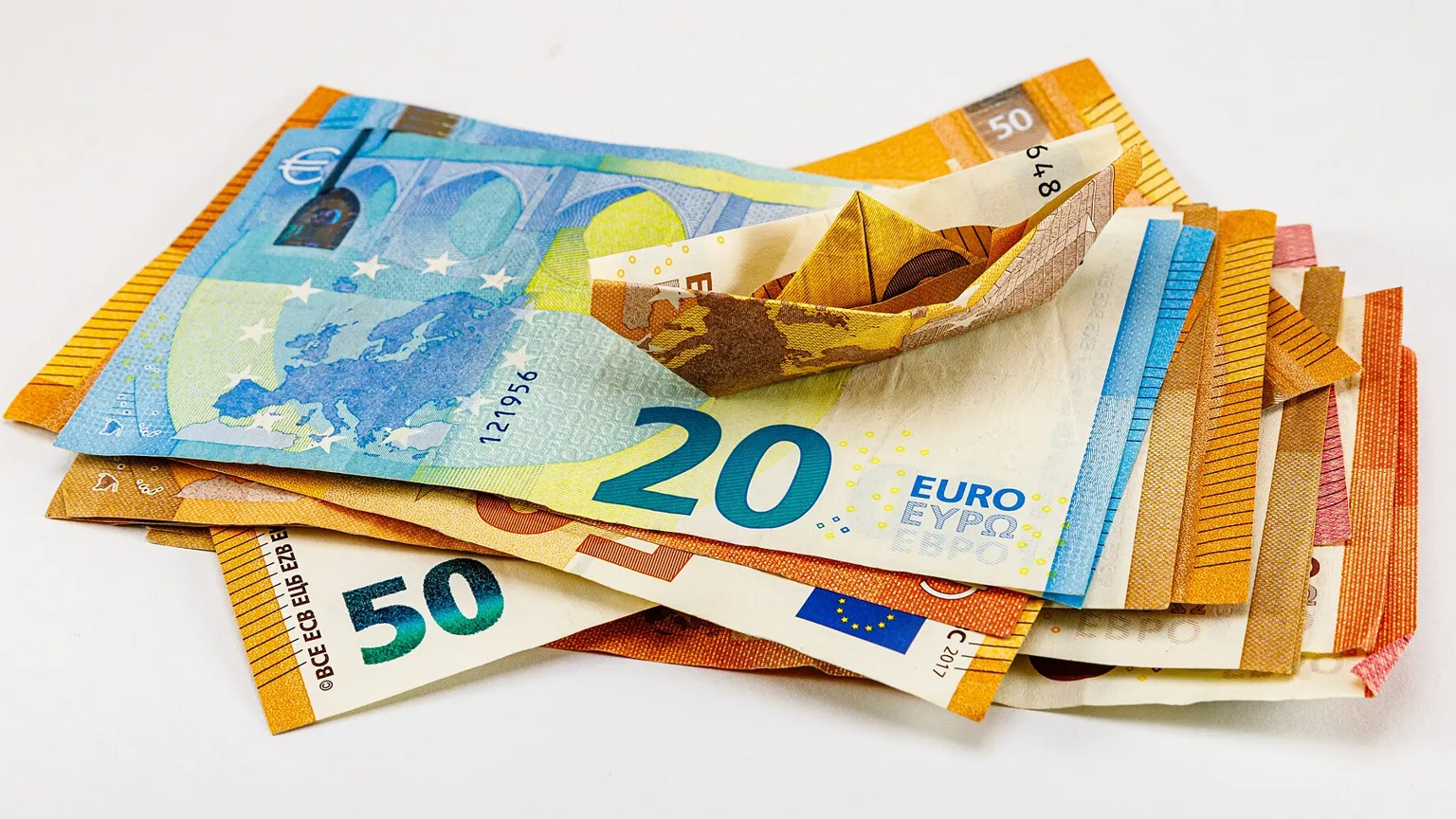 AI illustration: Euro banknotes fanned out