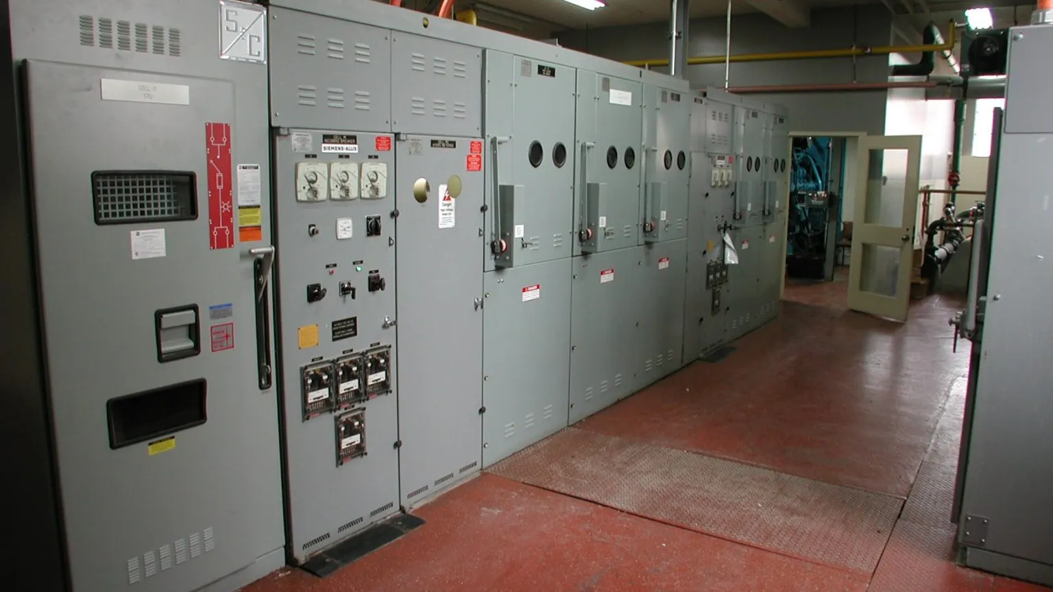 Electrical switchgear cabinet