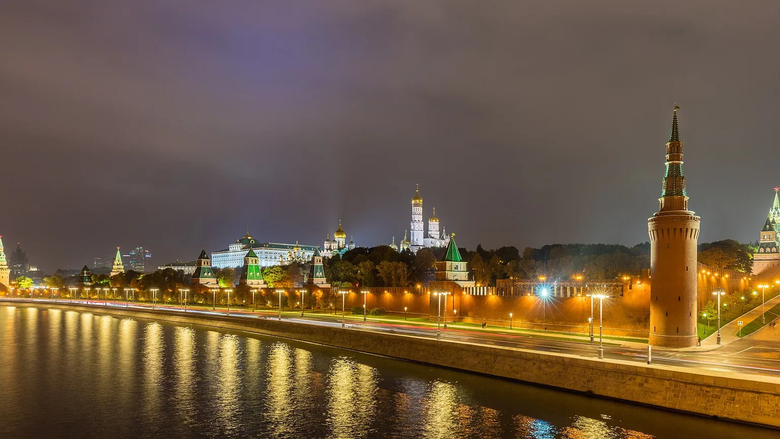 The Kremlin and the Moskva river at night